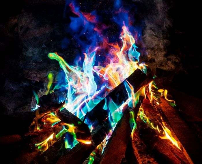 ‘마법의 가루’ 솔솔 뿌리면 오색빛깔 불꽃으로 변신하는 ‘무지개 캠프파이어’