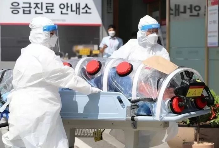 K-방역 자랑하던 정부, ‘병실·의료진·백신’ 전부 없는 역대급 위기 봉착