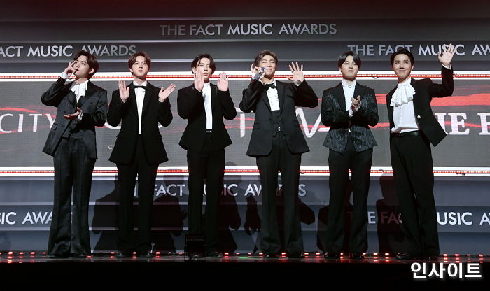 오늘자 더팩트 뮤직 어워즈에 블랙 슈트 입고 등장해 시선 싹쓸이한 방탄소년단