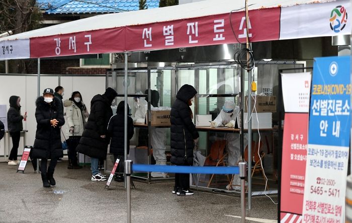 감염병 전문가 “3단계 올려도 이미 늦어···확진자 하루 3천명 나올 수 있다”