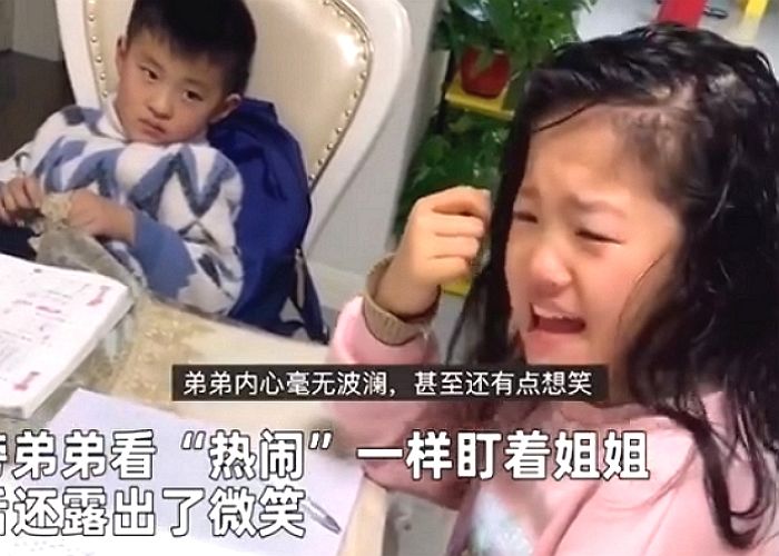 ‘수알못’ 동생 수학 숙제 도와주다 문제 계속 틀리자 눈물 터져버린 누나 (영상)