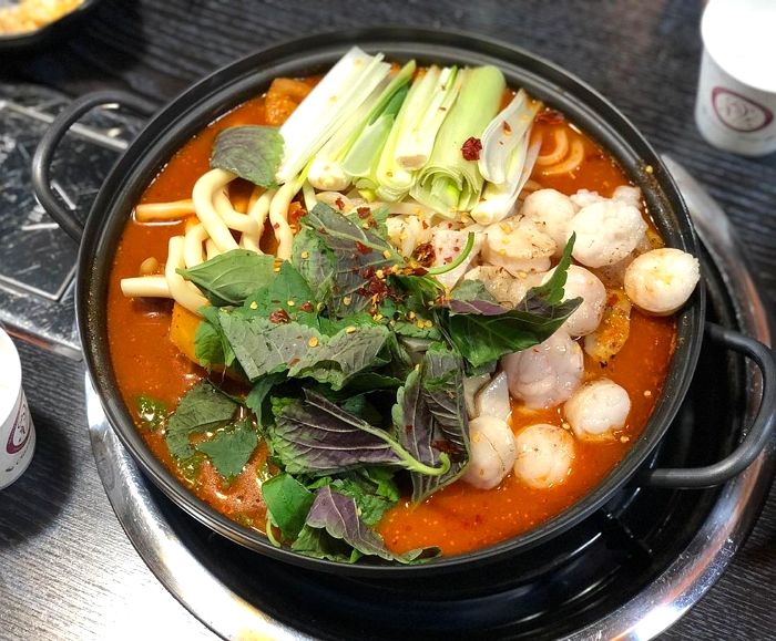 쫄깃한 곱창 한가득 들어가 한파인 오늘 먹기 좋은 얼큰 칼칼 ‘곱창전골’