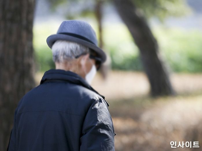 코로나로 밥 굶는 이웃 도우려고 ‘기초생활수급비’ 모아 3백만원 기부한 ‘참전용사’ 할아버지
