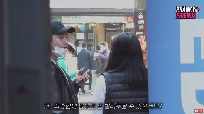 교복 입은 여고생이 담배 한 대 달라고 하자 시민들이 보인 반응