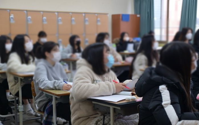 아무리 추워도 등교할 때 외투 입으면 벌점 주는 중·고등학교 실태