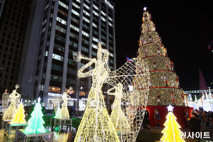 “12월 25일 크리스마스, ‘코로나 통행금지’ 하에 보낼 수도”