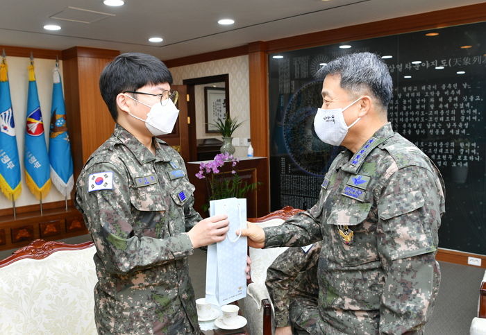 ‘포스타’ 공군참모총장이 이틀 뒤 전역하는 병장을 집무실로 초대해 차를 대접한 이유
