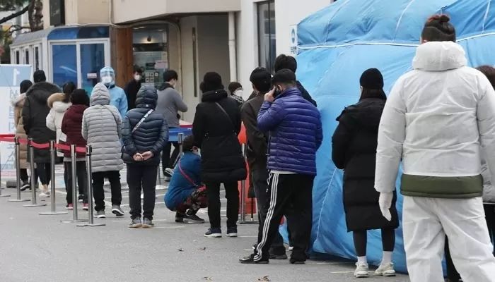 “내일 1천명 육박할 듯”···오후 10시 기준 코로나 확진자 800명 넘어