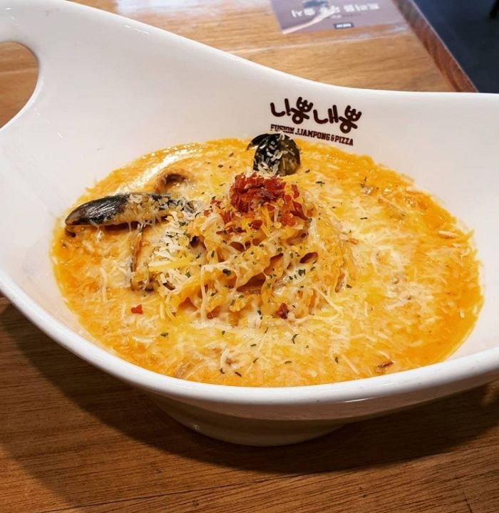 부드러운 ‘크뽕’에 화끈한 불맛 입힌 니뽕내뽕 신상 ‘맵크뽕’