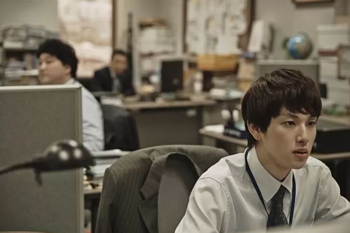 첫 월급 받고 무단결근한 막내가 회사 곳곳에 사직서 40장을 숨겨 놨습니다