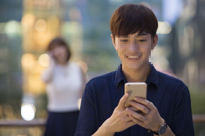 “부산은행 앞에서 여성 휴대폰 받아 길 알려준 남성분은 지금 당장 코로나 검사받으세요”