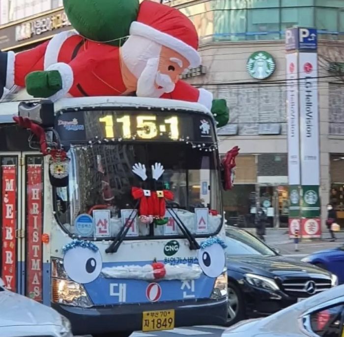 성탄절 앞두고 한국에 앞당겨 오신(?) 산타 태우고 다니는 부산 시내버스