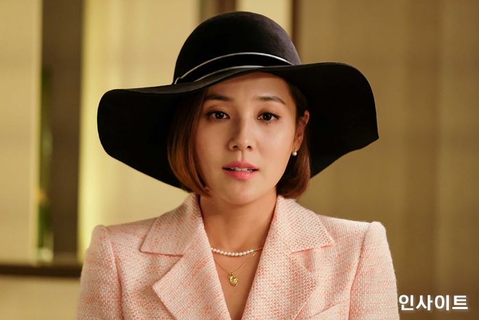 유진, ‘펜트하우서’서 한층 더 우아해진 비하인드 컷 공개