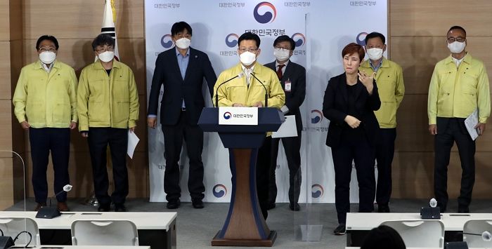 국내 백신 접종 시작돼도 ‘원하는 백신’ 선택 불가능···‘주는대로’ 맞아야