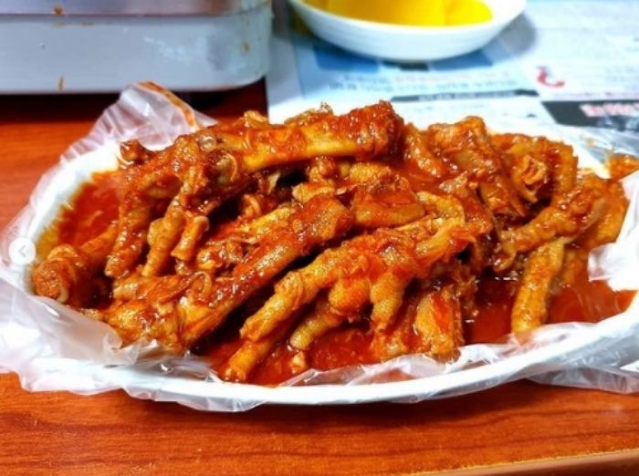 맵덕들도 한 입 먹으면 눈물 콧물 줄줄 흘린다는 신당동 ‘매운 닭발’ 맛집