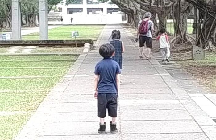 처음 사귄 여친이 ‘이별 통보’ 하자 너무 슬퍼 뒷모습 하염없이 바라보는 5살 꼬마