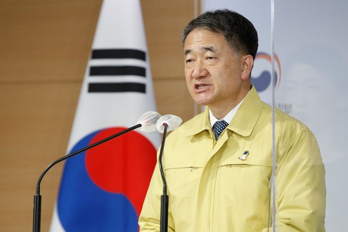 “격상 안 할거면 ‘거리두기 단계’ 왜 만들었나요?”···5인 집합 금지에 분노한 시민들