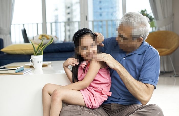 3살 손녀한테 ‘오빠’라고 부르라 강요하는 친할아버지