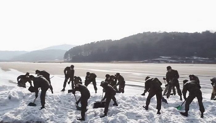 휴가 못 나가 서러운데 ‘크리스마스 이브’에 눈까지 내리자 피눈물 흘리는 군인들