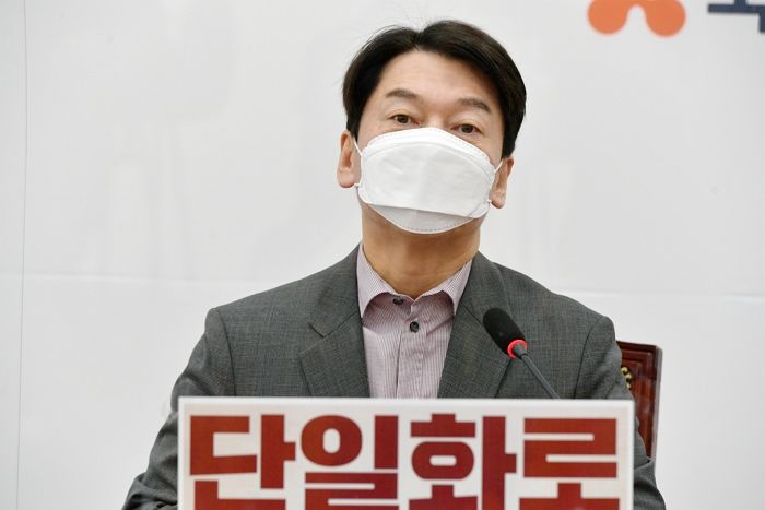 안철수 “대통령이 가짜뉴스 퍼뜨려···백신 4400만명분 어디 있나?”