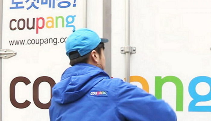 “지난해 문 앞에 달아놓은 ‘선물’ 안 가져갔던 쿠팡맨, 올해는 놓치지 않았어요”