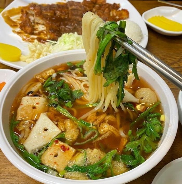 주말인 오늘 소주에 호로록 먹기 좋은 ‘뜨끈 칼칼’ 망원동 우동 맛집