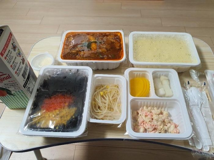 쿠폰 주문한 고객에게 배달료 없이 서비스 잔뜩 넣어준 닭발집 사장님