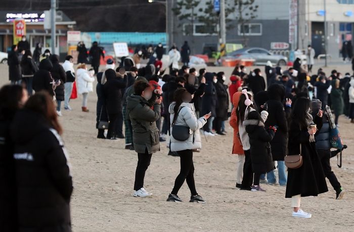 거리두기 무시하고 ‘해넘이’ 관광객들로 넘친 오늘(31일)자 ‘을왕리 해수욕장’