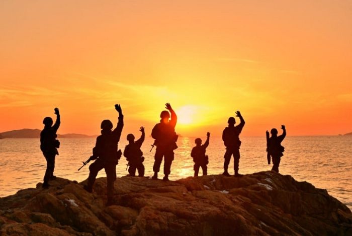 코로나로 휴가 다 짤리면서도 찬 바람 맞으며 2021년 새해 맞은 군 장병들