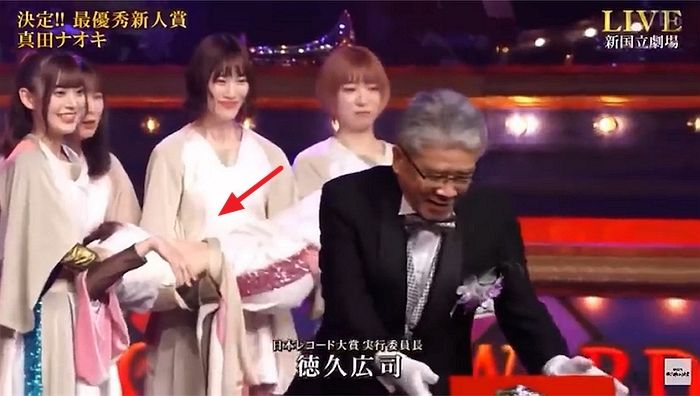 연말 시상식서 수상 실패하자 ‘기절’한 척했다가 욕먹고 있는 걸그룹 멤버 (영상)