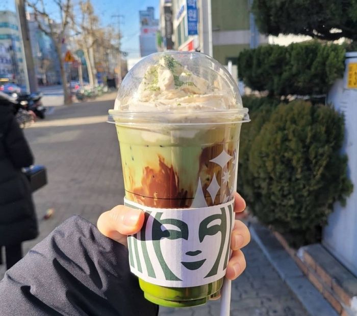 오늘(1일) 출시되자마자 녹차 덕후들 최애 음료 등극한 스벅 ‘말차 초콜릿 라떼’