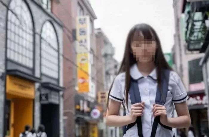 “불 끄면 사람 형체가 떠다닌다”...여고생이 이사 간 낡은 집에서 겪은 소름돋는 경험들