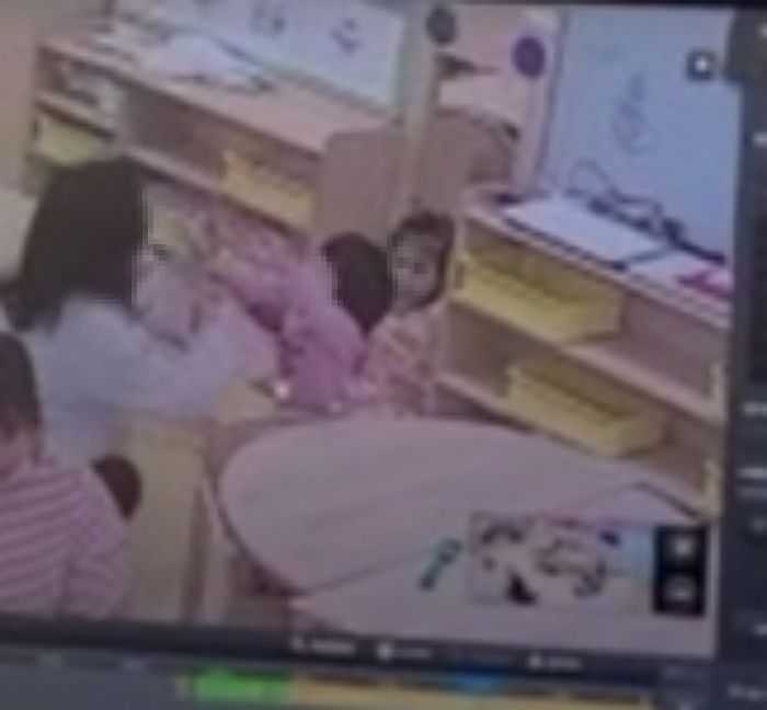 5살 자폐 아동 팔 꺾고 얼굴에 물 뿌려 학대하는 교사들 (CCTV 영상)
