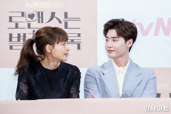 배우 이나영 이종석이 21일 오후 서울 강남구 논현동 임피리얼팰리스 호텔서 열린 tvN 주말드라마 '로맨스는 별책부록' 제작발표회에 참석해 포즈를 취하고 있다. / 사진=인사이트