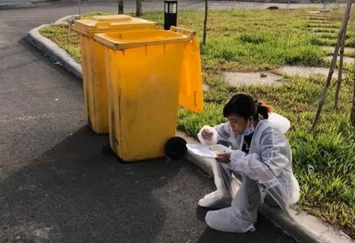 코로나로 밥 먹을 시간도 없어 ‘쓰레기통’ 옆에서 허겁지겁 끼니 때우는 의료진