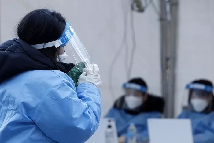 신혼여행 반납하고 남편과 생이별 한채 확진자 돌보는 ‘신혼 3개월차’ 간호사