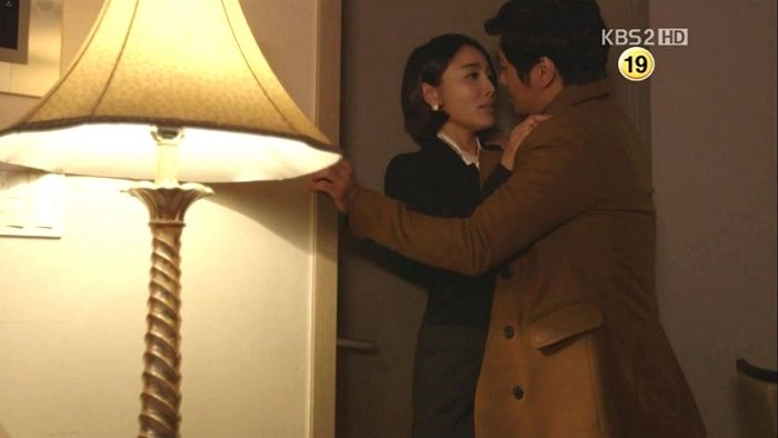 가족들 외출한 사이 ‘노래방 도우미’ 집으로 데려왔다 딸에게 걸린 아빠의 변명