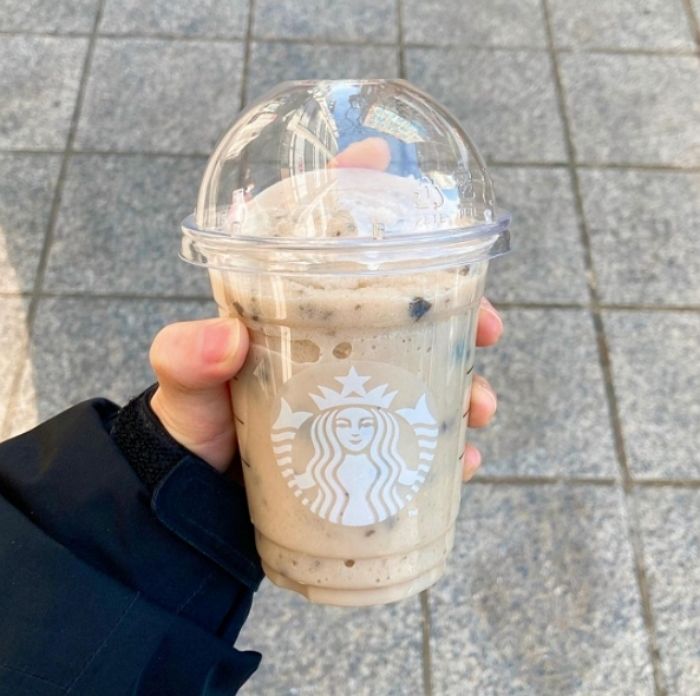 스타벅스서 꼬숩 달달한 ‘흑임자 떡’ 넣은 신상 ‘미숫가루 쉐이크’ 나왔다