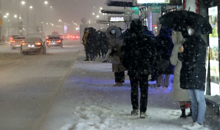 “저녁에 탔는데 새벽에 도착했어요” 폭설에 귀가 늦은 시민들의 후기