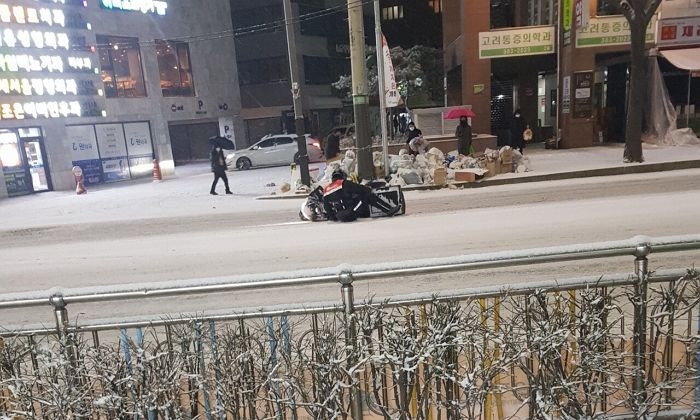 눈 잔뜩 쌓인 도로 달리다 미끄러져 쏟아진 음식보고 망연자실한 배달원