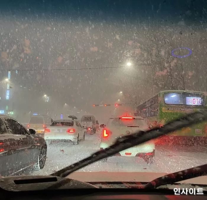 폭설에도 ‘교통경찰·제설차’ 안보이더니 눈 치우라고 ‘재난문자’ 보낸 서울시