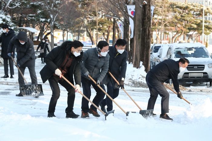 “자고 있던 딸 깼다”며 우리 집 앞에서 눈 치우지 말라고 경고한 맘카페 회원