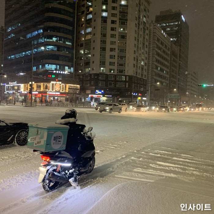 “1시간에 5만원 벌었다”...폭설에 오토바이 못 타자 ‘뚜벅이 배달’로 갈아탄 배달원의 수익