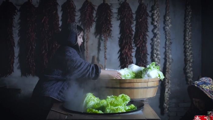 구독자 1400만 중국인 유튜버, 김치 담그고 ‘김치찌개’ 끓이는 영상 올렸다