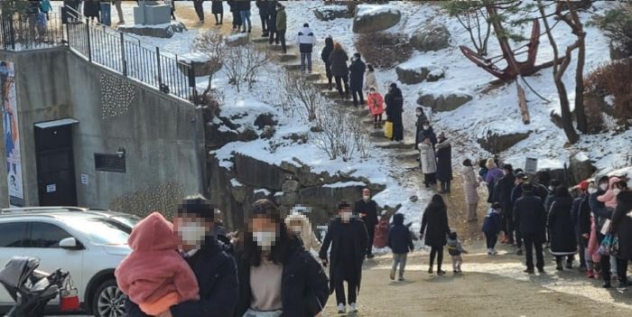 북극한파 찾아온 주말 ‘정인이’ 추모하려 줄 서서 기다리는 시민들