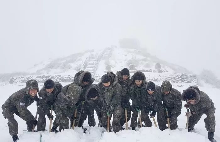 일주일 만에 또 폭설 내려 ‘제설 작전’ 투입 준비하는 군인들