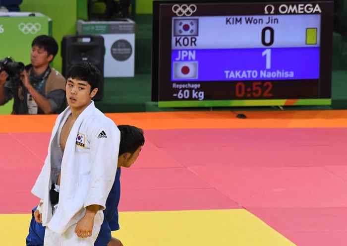 금메달 딴 뒤 ‘부친상’ 비보 듣고 오열한 유도 김원진 선수