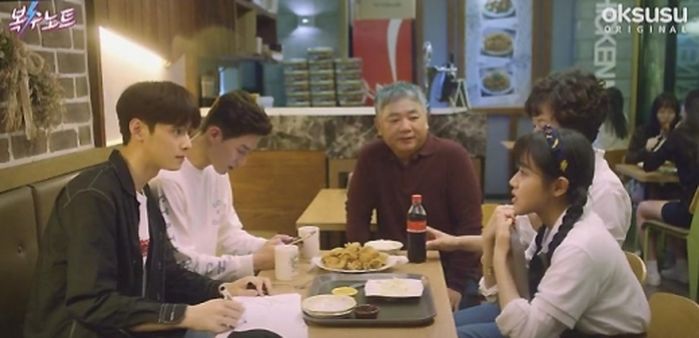 “이 치킨은 전부 엄마 꺼”...평생 치킨 ‘닭 목’만 먹는 엄마에게 취업한 딸이 한 선물