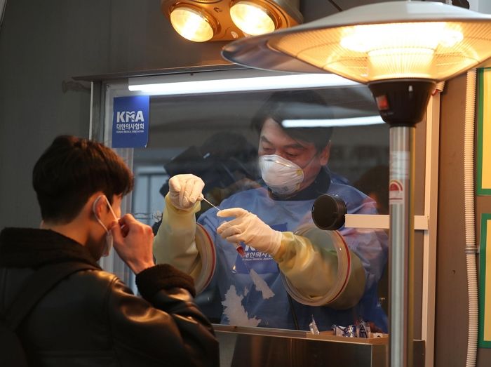 “오늘(15일) 선별진료소에서 ‘코로나’ 검사해준 의사, 얼굴 보니 안철수였습니다”