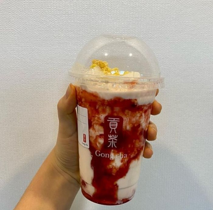 제철 딸기+치즈 잔뜩 넣어 꾸덕 달콤한 공차 신상 ‘딸기 치즈 쿠키 크러쉬’